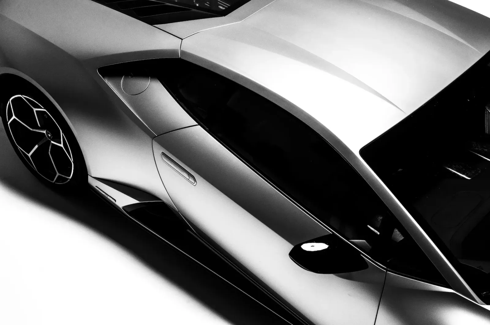 Détail de carrosserie d'une Lamborghini en noir et blanc
