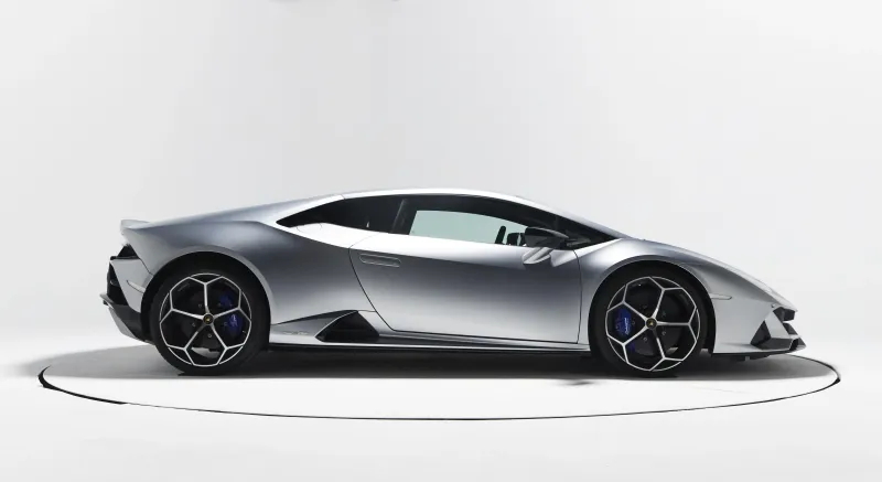 Lamborghini Huracán grise de profil sur le plateau tournant, fond blanc infini