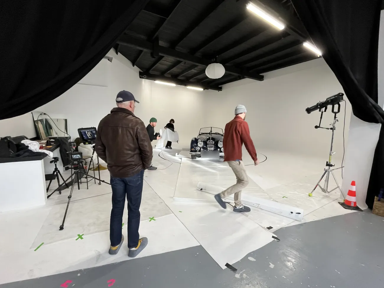 Studio Cyclorama de 130 m² à Aix-en-Provence : fond blanc infini