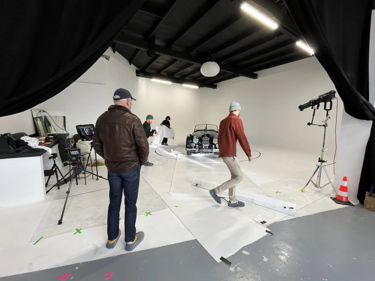 Studio Cyclorama — fond blanc immaculé 130m²
